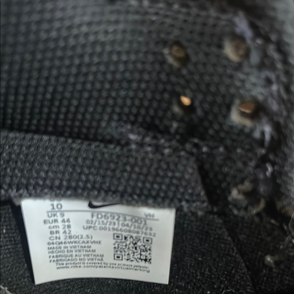 Nike Men's Black and Silver Low-Top Sneakers - Picture 4 of 4